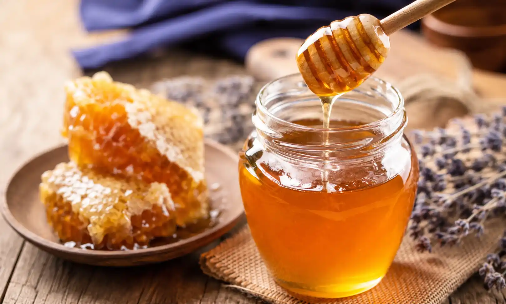 Health Benefits of Honey: Nutrition, Uses &amp; Risks